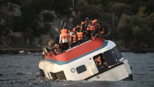 مهاجرون ولاجئون أثناء غرق مركبهم قبالة جزيرة لسبوس اليونانية في 29 أكتوبر 2015.