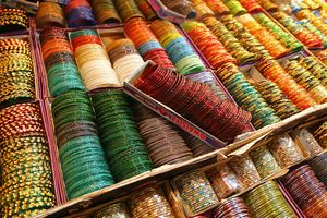 أساور ملونة معروضة في متجر بالهند.