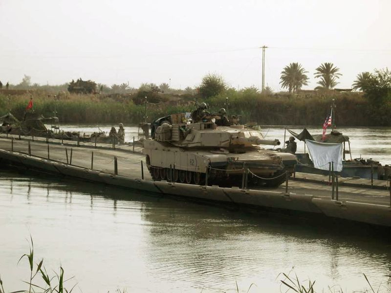 ملف:Abrams crossing Euphrates.JPG