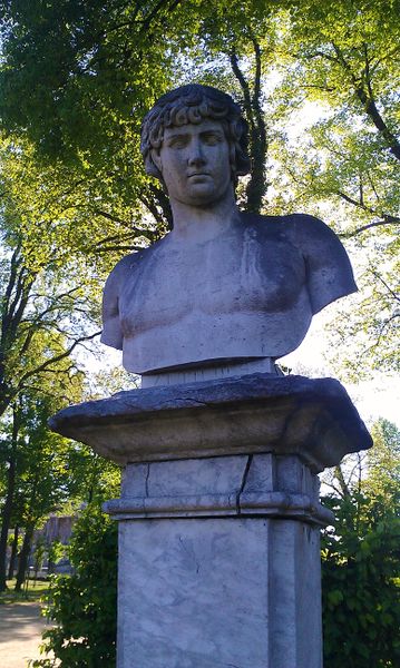 ملف:Antinous sculpture in the grounds of the New Palace, Potsdam.jpg