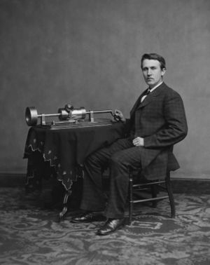 توماس إديسون، مخترع أول فونوغراف في العالم.