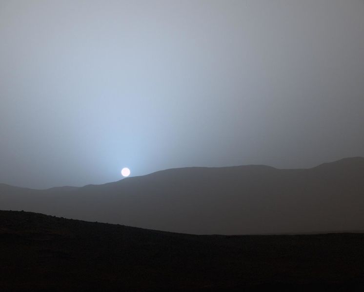 ملف:PIA19400-MarsCuriosityRover-GaleCrater-Sunset-20150415.jpg