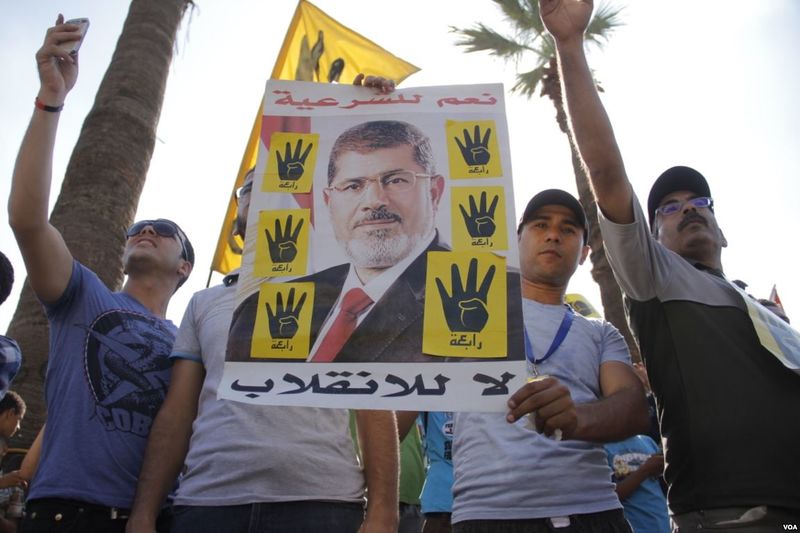 ملف:Protesters with poster of ousted President Morsi in Maadi-Cairo 20-Sep-2013.jpg