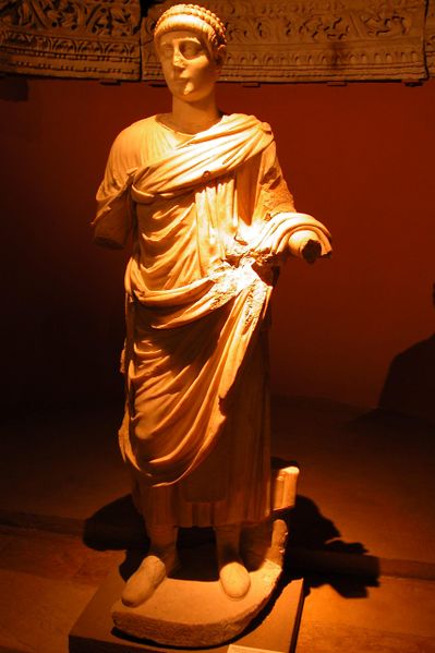 ملف:Statue of emperor Valentinian II.JPG