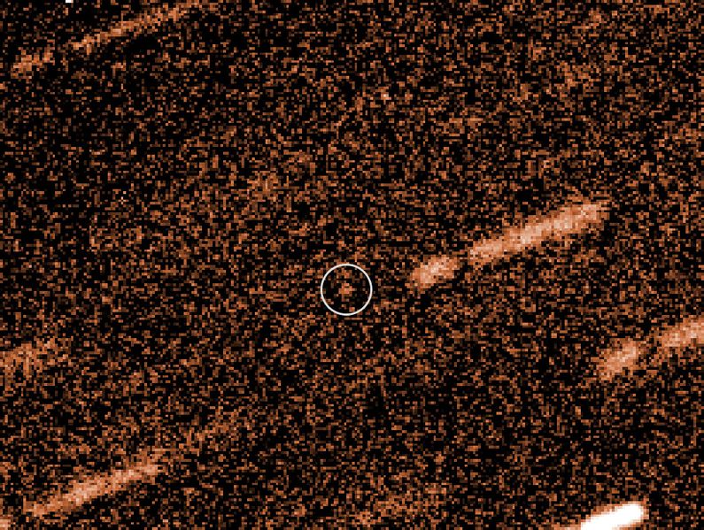 ملف:The VLT images the very faint Near-Earth Object 2009 FD.jpg