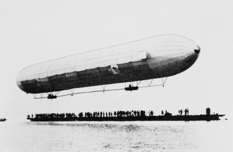 ملف:First Zeppelin ascent.jpg