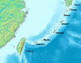 جزر ريوكيو، التي تمتد باتجاه تايوان، تديرها محافظة كاگوشيما و محافظة أوكيناوا