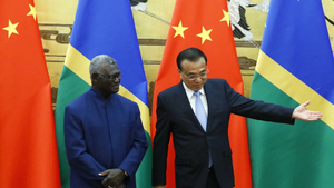 رئيس الوزراء الصيني لي كه تشيانغ (يمين) ورئيس وزراء جزر سليمان