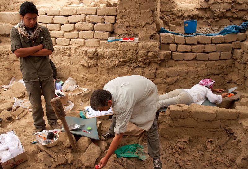 ملف:بعثة أثرية أثناء اكتشاف مقبرة في بيرو 28 يونيو 2013.jpg