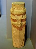 عمود رخامي من تل الرماح، العراق، الفترة الآشورية الحديثة، متحف العراق.