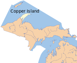 جزيرة النحاس تقع في بحيرة سوپيريور، ويفصلها عن باقي شبه جزيرة Keweenaw Peninsula بحيرة پورتدج وممر Keweenaw المائي