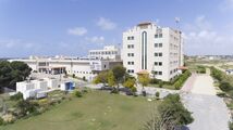 نظرة على المدخل الجنوبي لمستشفى الصداقة التركي الفلسطيني وكلية الطب بالجامعة الإسلامية. يمكن رؤية شعار TIKA على المدخل الرئيسي.