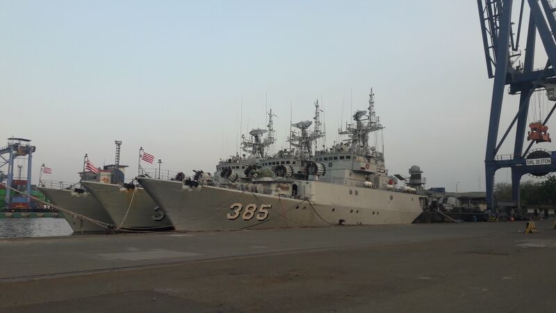ملف:Three Indonesian Navy Kapitan Pattimura class on Tanjung Priok.jpg