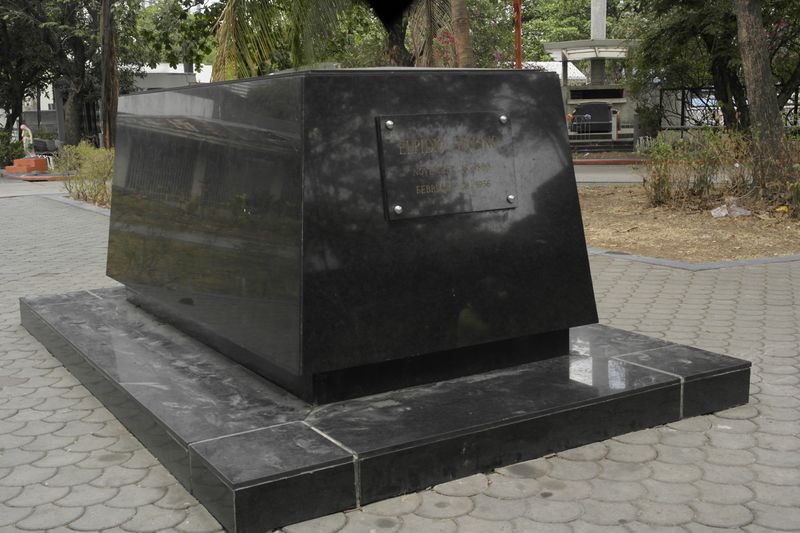 ملف:Tomb of President Quirino.JPG