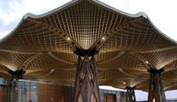جذوع التنوب الأبيض من گرسباخ، الغابة السوداء تدعم أكبر سقف خشبي معلق في العالم في معرض إكسپو 2000.