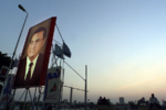 لافتة تأييد للرئيس مبارك بعد ترشحه للفترة الرئاسية الرابعة بالقرب من كورنيش النيل 1999
