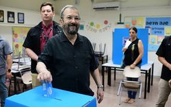 إهود باراك يدلي بصوته في مركز تصويت بتل أبيب، 17 سبتمبر 2019.