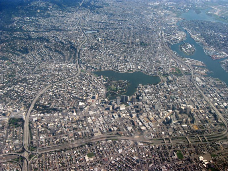 ملف:Aerial view of city of Oakland 1.jpg