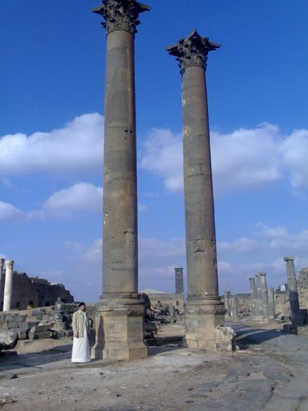 ملف:Nabatean Pillars Bosra.jpg