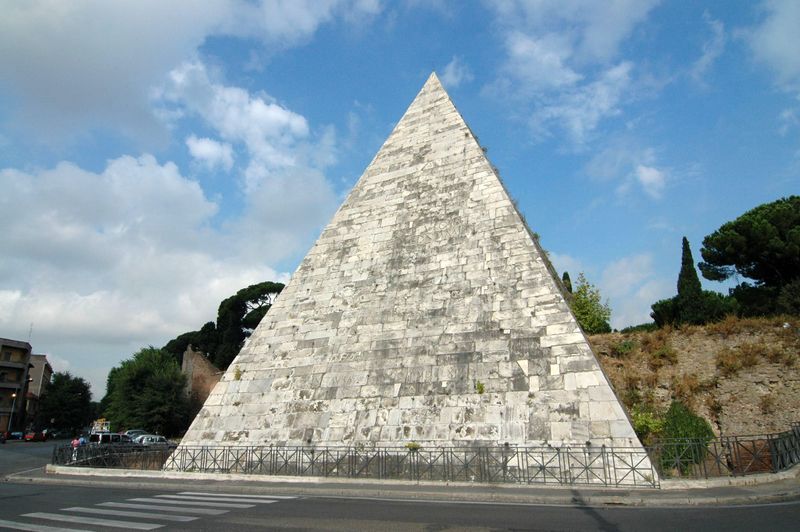 ملف:Pyramid of cestius.jpg