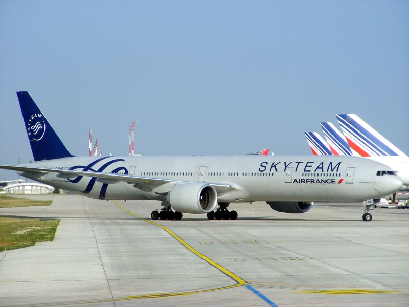 ملف:Air France Boeing 777-328ER F-GZNE Skyteam livery @ Paris CDG.jpg