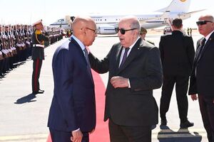 عبد المجيد تبون رئيس الجزائر (يمين) ومحمد ولد الغزواني رئيس موريتانيا (يسار)