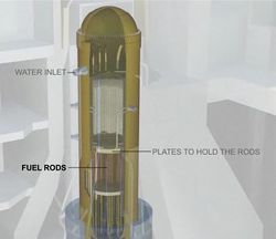 داخل المفاعل النووي، تتكون قضبان الوقود من سبيكة زركونيوم تحتوي على كريات وقود من اليورانيوم. تنغمر هذه القضبان في المياه، وتتولد الحرارة عن طريق المفاعل النووي داخل القضبان وتتحول إلى بخار، والتي تقوم التوربينات بتحويلها إلى كهرباء..[249]