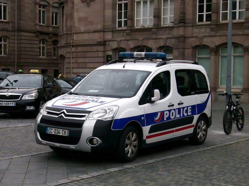ملف:Police nationale, gare de Strasbourg février 2014.JPG