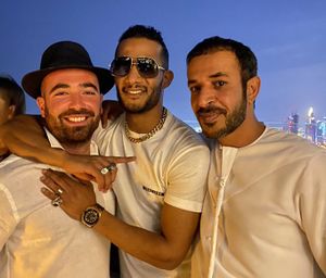 صورة محمد رمضان والمغني الإسرائيلي عومير آدم في دبي