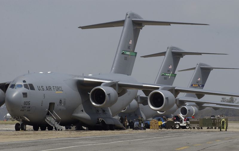 ملف:Air force globemasters unload supplies in mississippi aug 31 2005.jpg