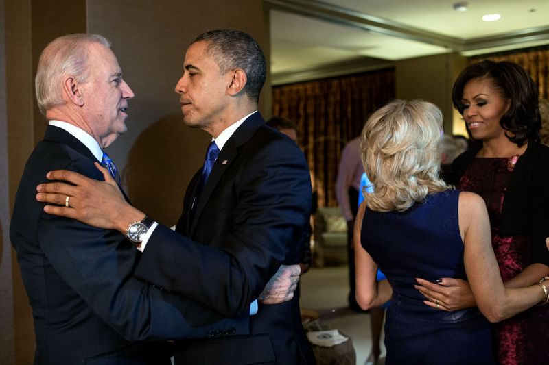 ملف:Obamas and Bidens on presidential election night 2012.jpg