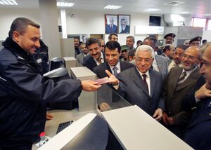 محمود عباس بعد ختم جوازه في معبر رفح (25 نوفمبر 2005)