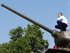 شاب على دبابة من الحقبة السوڤيتية في تيراسپول