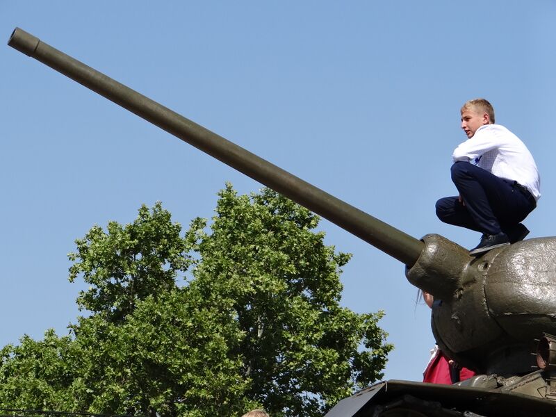 ملف:Young Man on Soviet-Era Tank - Tiraspol - Transnistria (36420526970).jpg