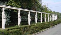 The Alley of Caryatids in the Herăstrău Park (بوخارست، رومانيا)، dressed like الفلاحات الرومانيات