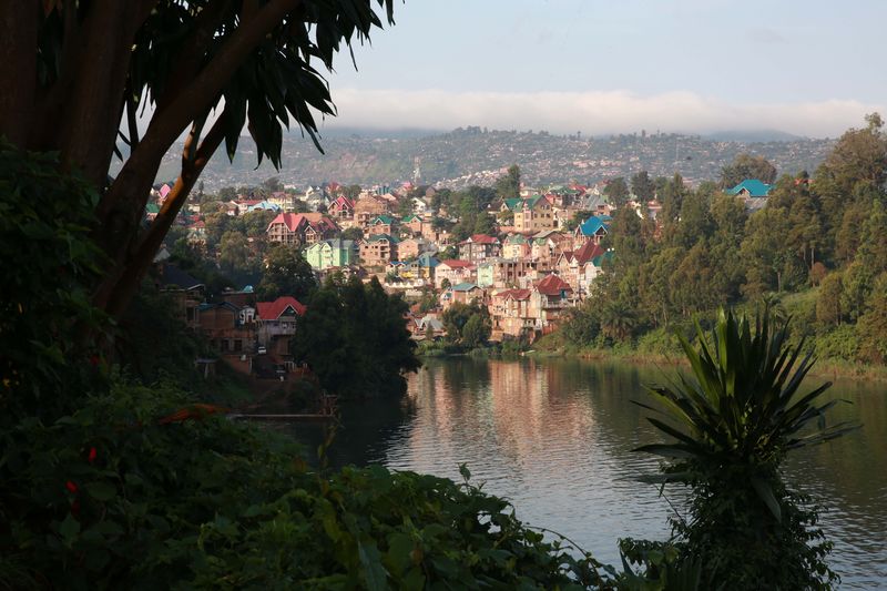 ملف:Dawn on Lake Kivu.jpg