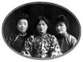 الشقيقات سونگ الثلاثة في شبابهم، حيث تشينگ-لينگ في الوسط، وسونگ آي-لينگ ومـِيْ-لينگ على يسارها ويمينها.
