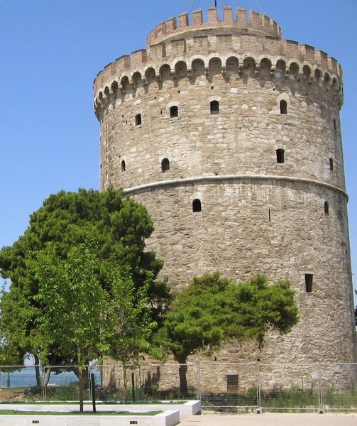 ملف:White Tower of Thessaloniki to the right of trees July 2006.jpg