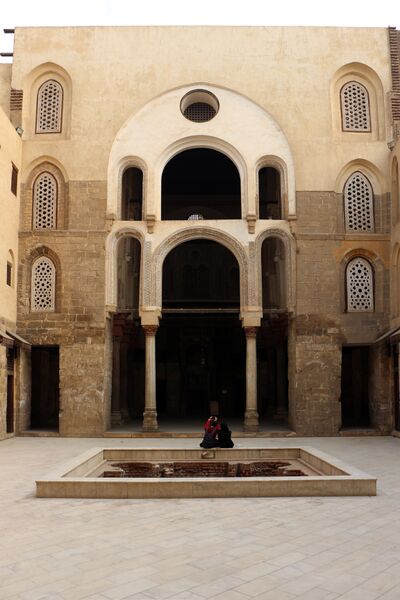 ملف:Cairo, madrasa del sultano qalaun, madrasa e moschea 03.JPG