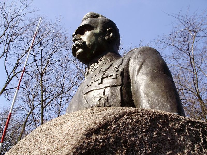 ملف:PL Turek Pilsudski Monument 11.jpg