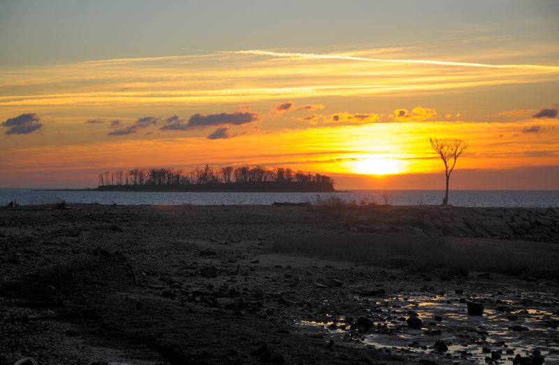 ملف:Charles Island Winter Sunrise.jpg