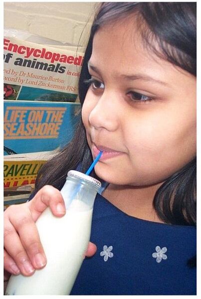 ملف:Glass School Milk Bottle.jpg