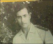 صور للواء حسن اسامه العصرة أثناء الحصار وكان برتبة نقيب حديث