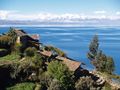 بحيرة تيتيكاكا، في لا پاز وفي الخلفية جبال الإنديز