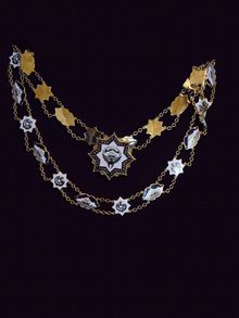 قلادة مبارك الكبير.jpg