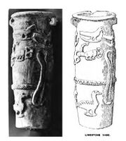 Nekhen cylindrical limestone vase. Naqada III (photograph and drawing)