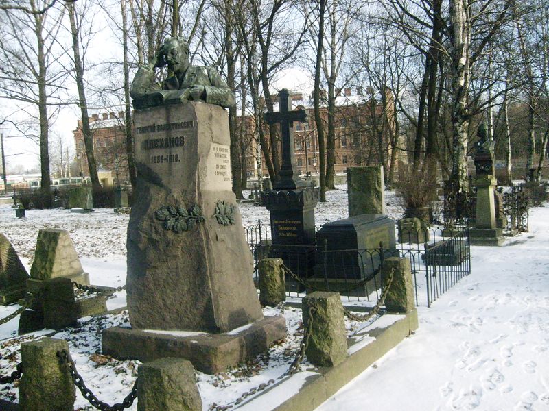 ملف:Volkovskoe cemetery Grave of Belinsky Plekhanov Dobrolyubov.jpg