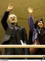 مير حسين موسوي وزوجته زهرة رهن‌ورد أثناء حملته الانتخابية الرئاسية، 2009.