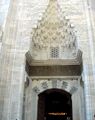 مدخل المسجد الذي تعلوه نصف قبة بها مقرنصات زخرفية.