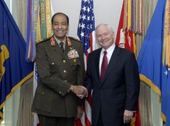 روبرت گيتس مع محمد حسين طنطاوي في 25 مارس 2008 قبل غداء عمل في واشنطن.